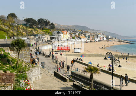 Lyme Regis, dans le Dorset, UK. 30Th Mar, 2019. Météo britannique. Les visiteurs profiter d'une journée de ciel clair et chaud soleil du printemps à la station balnéaire de Lyme Regis dans le Dorset. Crédit photo : Graham Hunt/Alamy Live News Banque D'Images