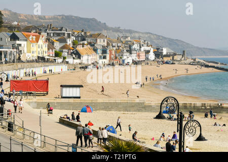 Lyme Regis, dans le Dorset, UK. 30Th Mar, 2019. Météo britannique. Les visiteurs profiter d'une journée de ciel clair et chaud soleil du printemps à la station balnéaire de Lyme Regis dans le Dorset. Crédit photo : Graham Hunt/Alamy Live News Banque D'Images