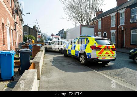 Hull, Royaume-Uni, 30 mars 2019, voiture de Police chase se termine en crash sur Cranbourne street Hull. Crédit : Paul/Saripo Alamy Live News Banque D'Images