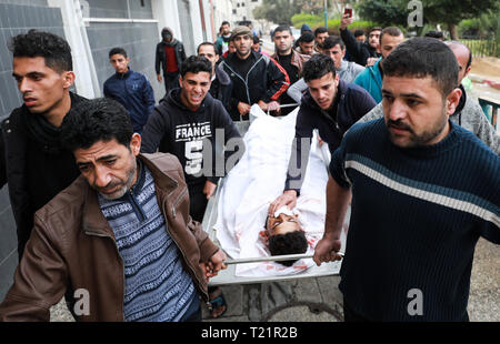 La bande de Gaza. 30Th Mar, 2019. Les proches des 20 ans, Mohammed Saad, qui a été tué par des soldats israéliens", faire des coups de son corps sur la frontière Gaza-Israel, est de la ville de Gaza, le 30 mars 2019. Un Palestinien a été abattu par des tirs de soldats israéliens' le samedi avant l'aube à l'est de la ville de Gaza, selon des sources médicales palestiniennes. Mohammed Saad, 20 ans, a été tué par des éclats d'un obus de char tiré par des soldats israéliens qui l'a touché directement dans la tête est de la ville de Gaza, un porte-parole du Ministère de la santé, de la bande de Gaza Ashraf al-Qedra, a dit dans une déclaration. Credit : Yasser Qudih/Xinhua/Alamy Live News Banque D'Images