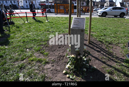 Brême, Allemagne. 30Th Mar, 2019. Une stèle commémorative portant les noms des trois victimes du drame des otages Gladbeck fut inaugurée près de l'arrêt de bus dans Bremen-Huckelriede. Le 16 août 1988, deux hommes ont pris des otages à Gladbeck (Rhénanie du Nord-Westphalie), puis s'enfuit à travers l'Allemagne. Le 17 août 1988 ils ont détourné un bus dans la Huckelriede district. Credit : Carmen Jaspersen/dpa/Alamy Live News Banque D'Images