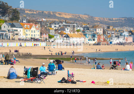 Lyme Regis, dans le Dorset, UK. Le 24 mars 2019. Météo France : week-end visiteurs affluent à la pittoresque ville côtière de Lyme Regis pour se prélasser au soleil chaud car les températures montent à 18 degrés celsius dans la canicule du printemps. On prévoit des conditions plus fraîches pour dimanche. Credit : Celia McMahon/Alamy Live News Banque D'Images