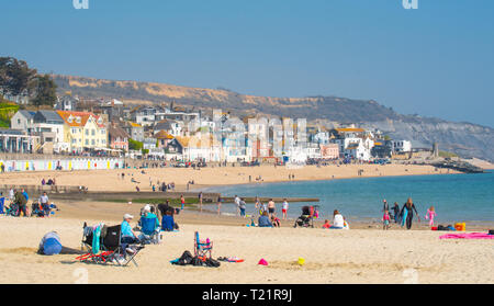 Lyme Regis, dans le Dorset, UK. Le 24 mars 2019. Météo France : week-end visiteurs affluent à la pittoresque ville côtière de Lyme Regis pour se prélasser au soleil chaud car les températures montent à 18 degrés celsius dans la canicule du printemps. On prévoit des conditions plus fraîches pour dimanche. Credit : Celia McMahon/Alamy Live News Banque D'Images