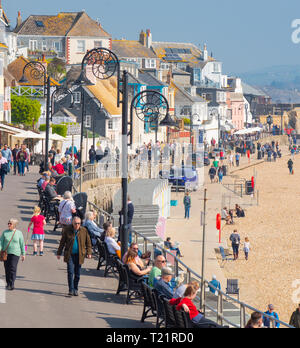 Lyme Regis, dans le Dorset, UK. Le 24 mars 2019. Météo France : week-end visiteurs affluent à la pittoresque ville côtière de Lyme Regis pour se prélasser au soleil chaud car les températures montent à 18 degrés celsius dans la canicule du printemps. On prévoit des conditions plus fraîches pour dimanche. Credit : Celia McMahon/Alamy Live News Banque D'Images