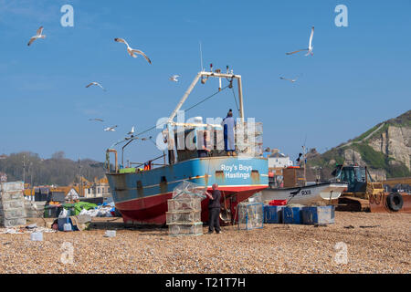 Les pêcheurs de poulpes, Hastings charge filets prêt à prendre la mer, sur la vieille ville Stade bateau de pêche plage. Hastings a la plus grande plage de la flotte de pêche commerciale lancée en Grande-Bretagne, East Sussex, UK Banque D'Images