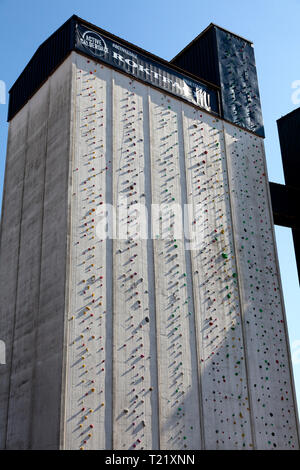 Roktface UK, l'homme le plus haut mur d'escalade, sur un ancien silo à grains, Brighouse, West Yorkshire Banque D'Images