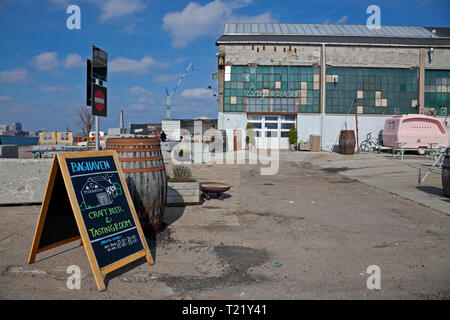 Mikkeller bière artisanale, salle de dégustation et le jardin arrière pub sur Refshaleøen, Copenhague, Danemark, près de la rue Reffen Cuisine, en début de saison. Banque D'Images