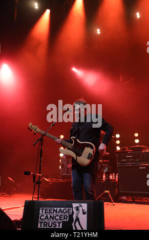 Le bassiste Jimi Goodwin de colombes d'effectuer pendant le Teenage Cancer Trust, Concert Royal Albert Hall, Londres. Banque D'Images