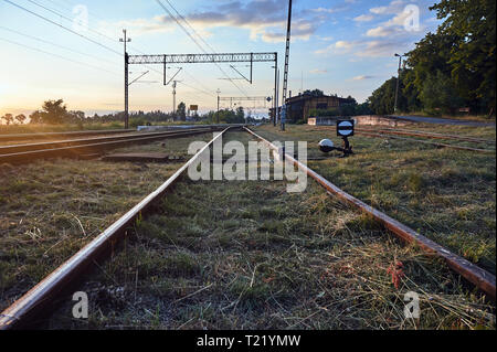 Le poste de gouverne et les pistes avec la traction électrique en Pologne Banque D'Images