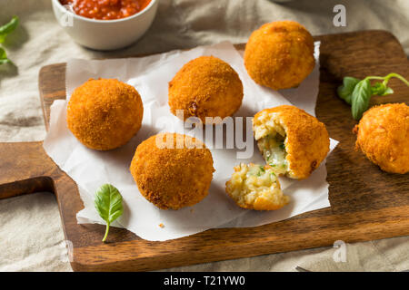 Frites maison Arancini Risotto au basilic et Marinara Banque D'Images