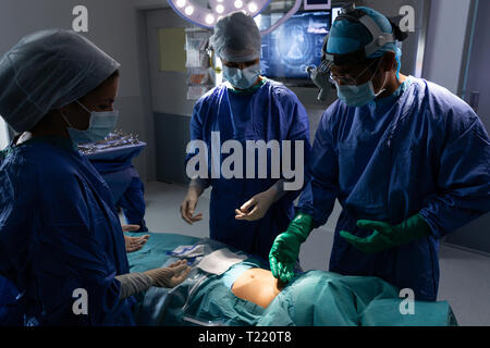 Surgeons performing en salle d'opération à l'hôpital Banque D'Images