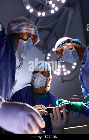 Surgeons performing en salle d'opération à l'hôpital Banque D'Images