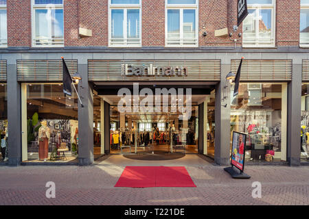 Dordrecht, Pays-Bas - Mars 03, 2019 : Bahlmann storefront sur la Voorstraat. Bahlmann Fashion est un nom de ménage, l'entreprise familiale existe Banque D'Images