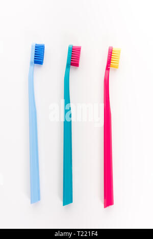 Trois brosses à dents. Isolé sur fond blanc Banque D'Images