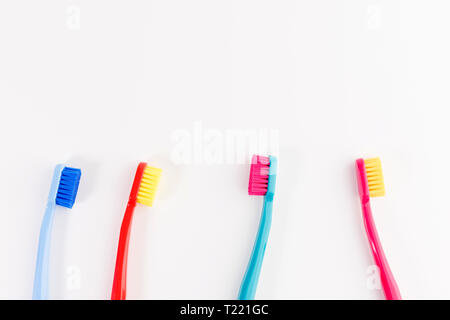 Rouge, rose, bleu et bleu clair de brosses à dents. Prendre soin des dents, soins dentaires concept. Mise à plat, l'espace de copie de photo, vue du dessus Banque D'Images