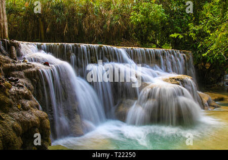 L'eau qui coule sur les Cascades de Kuang Si à l'extérieur de Luang Prabang au Laos. Cette cascade et ruisseau sont destination populaire pour se rafraîchir. Banque D'Images
