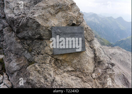 Un chemin trail sign fait de fer sur un chemin de haute altitude dans les Alpes européennes Banque D'Images