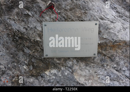 Un chemin trail sign fait de fer sur un chemin de haute altitude dans les Alpes européennes Banque D'Images