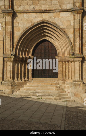 Porte avec arches médiévales et étapes suivantes sur l'église Santa Maria la Mayor à Trujillo. Ville de naissance du conquistador Francisco Pizarro en Espagne. Banque D'Images