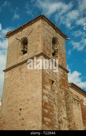 Gros plan de l'église gothique San Martin ci-dessous dans la tour d'une journée ensoleillée à Trujillo. Ville de naissance du conquistador Francisco Pizarro en Espagne. Banque D'Images