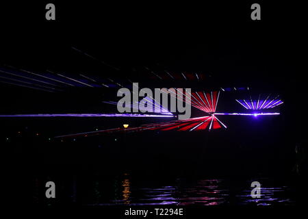 Faisceaux laser lors d'un spectacle public en plusieurs couleurs à l'eau du canal (Ringvaart) Zuidplaspolder à Nieuwerkerk aan den IJssel Banque D'Images