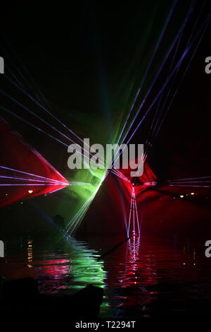 Faisceaux laser lors d'un spectacle public en plusieurs couleurs à l'eau du canal (Ringvaart) Zuidplaspolder à Nieuwerkerk aan den IJssel Banque D'Images