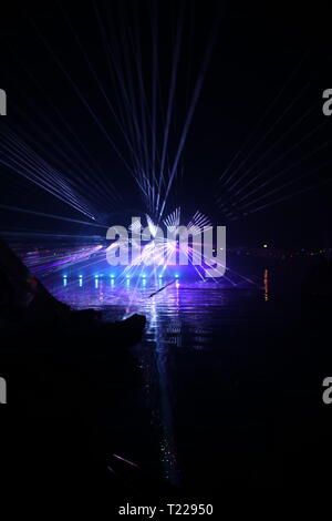 Faisceaux laser lors d'un spectacle public en plusieurs couleurs à l'eau du canal (Ringvaart) Zuidplaspolder à Nieuwerkerk aan den IJssel Banque D'Images