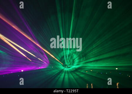 Faisceaux laser lors d'un spectacle public en plusieurs couleurs à l'eau du canal (Ringvaart) Zuidplaspolder à Nieuwerkerk aan den IJssel Banque D'Images