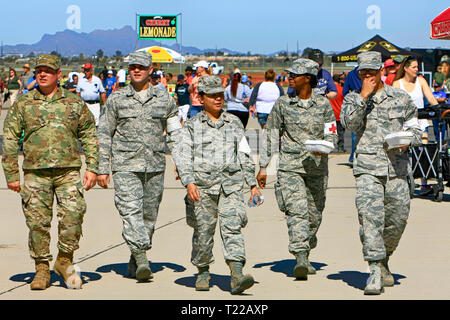Des militaires Américains profitant de la journée à la base aérienne Davis-Monthan AFB sur airshow jour à Tucson AZ Banque D'Images