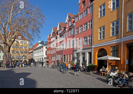 En ambiance Gråbrødretorv, Gråbrødre Square, près de la rue commerçante Strøget se trouvent dans le centre de Copenhague. Les gens profitent des rafraîchissements sur un jour de printemps chaud et ensoleillé. Banque D'Images