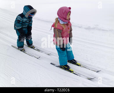 Deux petites filles (4 ans) cross country ski-ing Banque D'Images