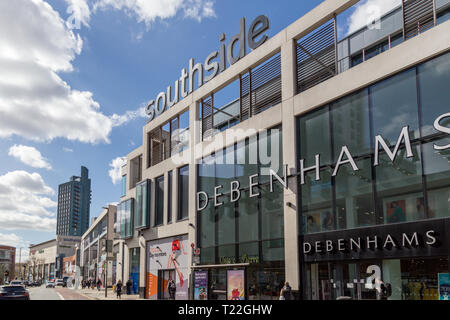 Londres, ANGLETERRE - 25 mars 2019 : Extérieur de Debenhams retail store, une partie de la rive sud centre commercial, Wandsworth, Londres SW18 Banque D'Images