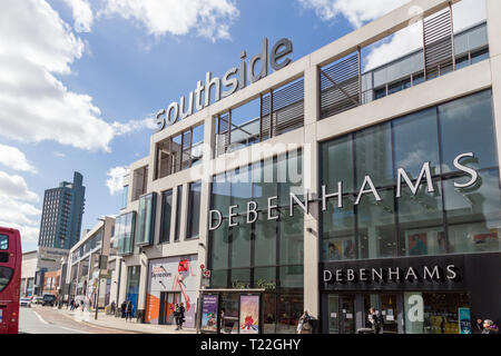 Londres, ANGLETERRE - 25 mars 2019 : Extérieur de Debenhams retail store, une partie de la rive sud centre commercial, Wandsworth, Londres SW18 Banque D'Images