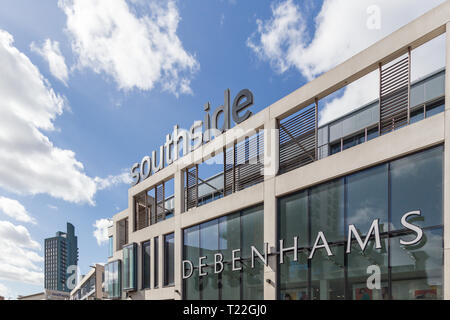 Londres, ANGLETERRE - 25 mars 2019 : Extérieur de Debenhams retail store, une partie de la rive sud centre commercial, Wandsworth, Londres SW18 Banque D'Images