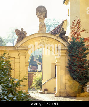 La lumière du soleil qui brillait à travers la porte d'entrée à l'école néoclassique, le jardin Vrtba Prague, République tchèque. Une sculpture d'Atlas est situé au-dessus de l'arche. Banque D'Images