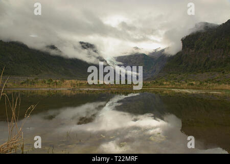 Vue sur Michinmahuida et son glacier, Parc National Pumalin, Patagonie, Région de los Lagos, Chile Banque D'Images