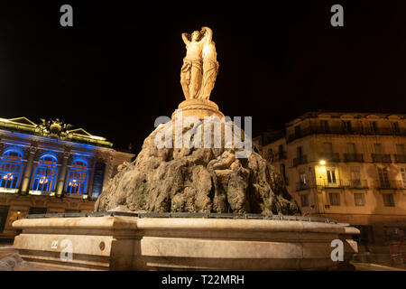 Vue sur la statue des Trois Grâces dans la nuit avec un opéra sur l'arrière-plan dans la ville de Montpellier en France Banque D'Images