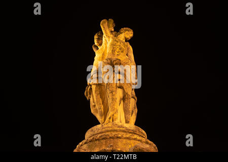 Vue sur la statue des Trois Grâces dans la nuit avec un fond sombre dans la ville de Montpellier en France Banque D'Images