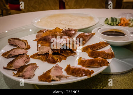 Un plat traditionnel chinois cripsy peaking tranche de canard servi avec oignon vert Concombre sur pancake Banque D'Images