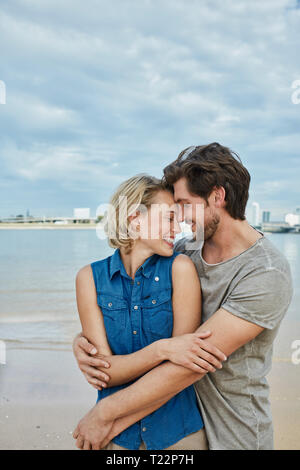 Happy young couple hugging at la rive Banque D'Images