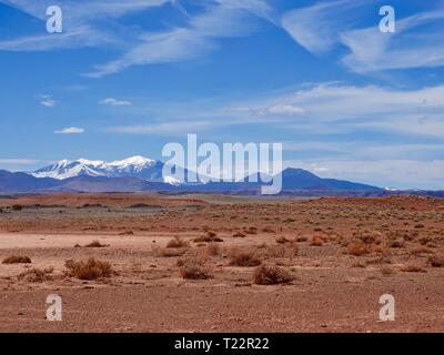 Juxtaposition de San Francisco Peaks et high desert, Nation navajo reservation près de Flagstaff, Arizona, USA. Banque D'Images