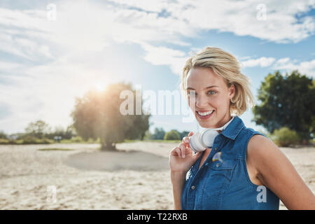 Portrait of happy young woman on the beach Banque D'Images