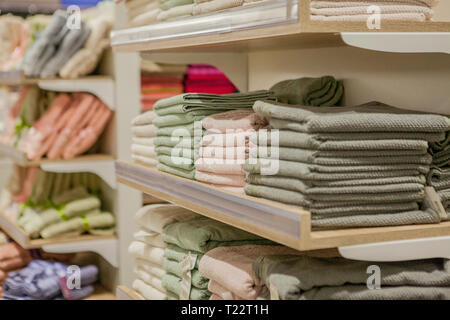 Pile de serviettes colorées dans le grand magasin. De nombreux tas de serviettes en coton dans le magasin de souvenirs. Concept de shopping, acheter et vendre. Banque D'Images