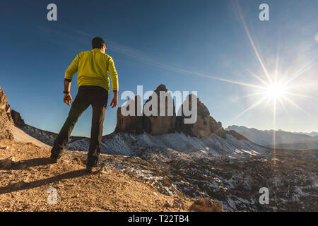 L'Italie, Tre Cime di Lavaredo, l'homme et de randonnée debout devant le majestueux trois pics Banque D'Images