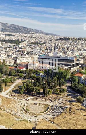 Grèce, Athènes, vue sur le théâtre de Dionysos et le Musée de l'Acropole Banque D'Images