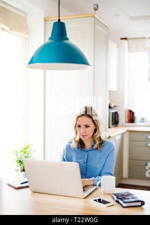 Woman working at home Banque D'Images
