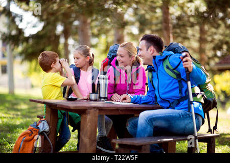 Smiling family having fun on randonnées en forêt Banque D'Images