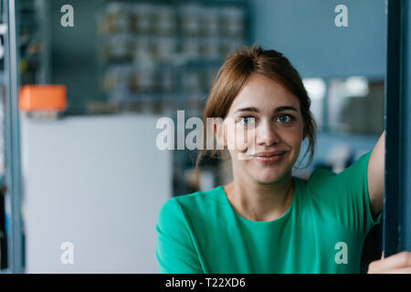 Portrait of smiling woman in office Banque D'Images