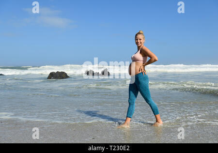Portrait of happy pregnant woman on the beach de patauger dans la mer Banque D'Images