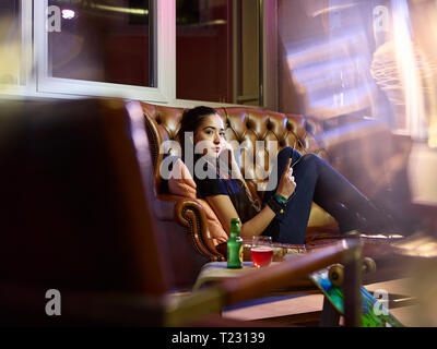 Young woman relaxing listening to music Banque D'Images